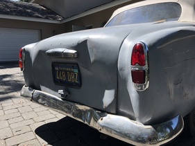 Peugeot 403 Cabriolet (1959) - teilweise entstanden die Beulen bei Dreharbeiten, teilweise wurden sie hineingehämmert