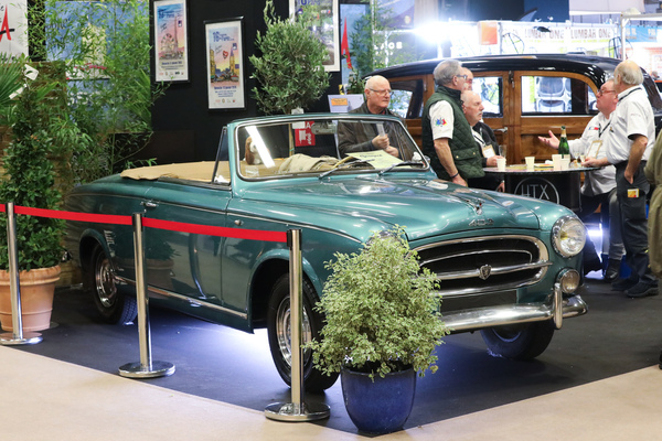 Peugeot 403 Cabriolet (1960) – auf dem Clubstand – Rétromobile Paris 2025
