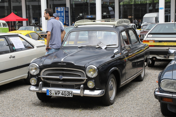Peugeot 403 auf dem Oldtimer-Besucherparkplatz - Klassikwelt Bodensee 2024