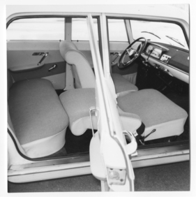 Peugeot 404 (1961) - Liegesitze - beide Vorderfauteuils können durch Abklappen der Rücklehne in die Horizontallage zu Schlafsitzen umgewandelt werden, die Hintersitzbank besitzt eine abklappbare Mittelarmstütze