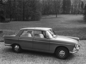 Peugeot 404 (1961) - Seitenansicht, von schräg vorne