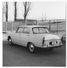 Peugeot 404 (1961) - Von den beiden angedeuteten Heckflossen führt die scharfe Begrenzungskante um das mit einem kleinen Ueberhang versehene Heckfenster, die nicht rostenden Stoßstangen sind seitlich weit herumgezogen
