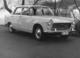 Peugeot 404 (1961) - an einem Flusslauf von schräg vorne fotografiert