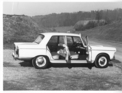 Peugeot 404 (1961) - mit offenen Türen - die Insassen sitzen tief und zwischen den Rädern verteilt, die Türen öffen sich weit nach vorn