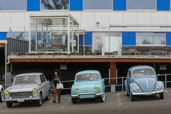 Bild Peugeot 404 (1961) - zusammen mit Renault Dauphine und VW Käfer - wie damals anfangs der Sechzigerjahre im Strassenbild - FNA Jahrestreffen 2025