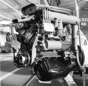Peugeot 404 (1963) - 85 SAE-PS, oder 13 mehr als vorher, ermöglicht die von der Münchner Firma Kugelfischer gebaute Einspritzpumpe beim Peugeot
