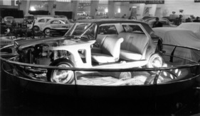 Peugeot 404 (1964) - das Innere wird ohne Hindernis zur Inspektion bereitgestellt, ob Motor oder Innenraum - Genfer Automobilsalon 1964