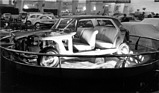 Peugeot 404 (1964) - das Innere wird ohne Hindernis zur Inspektion bereitgestellt, ob Motor oder Innenraum - Genfer Automobilsalon 1964