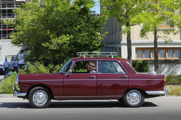 Peugeot 404 (1968) - mit Dachträger bei der Abreise - Older Classics August 2024