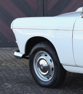 Peugeot 404 (1974) - Stahlräder und verchromte Radkappen