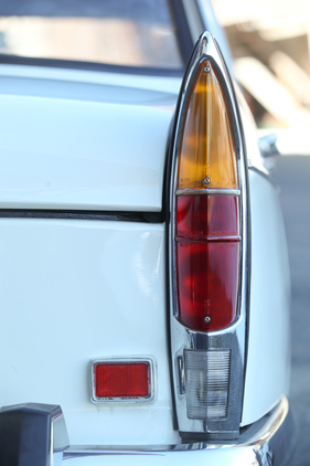 Peugeot 404 (1974) - schmale und spitz zulaufende Heckleuchten