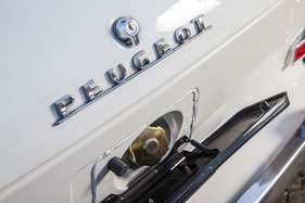 Peugeot 404 (1974) - …. sitzt unter dem ausklappbaren Nummernschild
