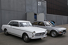 Peugeot 404 Coupé (1963) neben einem 504 Coupé – Swiss Classic World Luzern 2022
