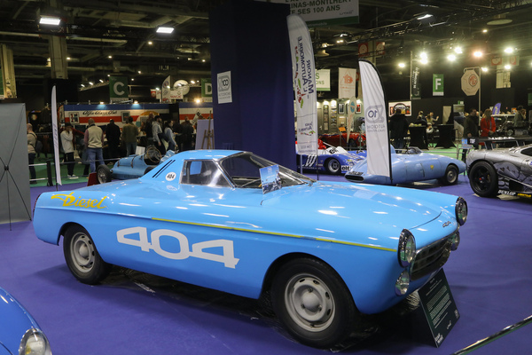 Peugeot 404 Coupé Diesel (1965) - Rekordfahrzeug (40 Rekorde) - Ausstellung Montlhéry 100 Jahre - Rétromobile Paris 2024