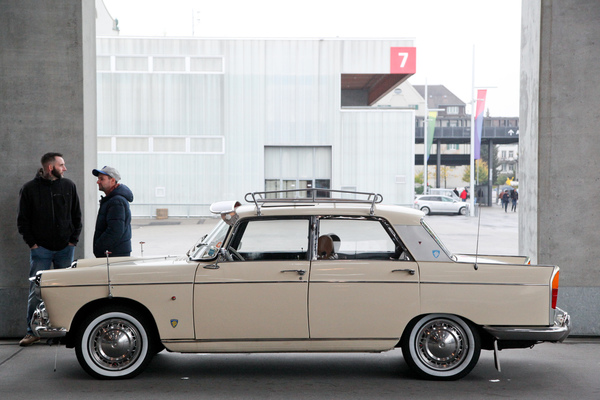 Peugeot 404 mit Weisswandreifen vor den Hallen - Oldtimermesse St. Gallen 2018