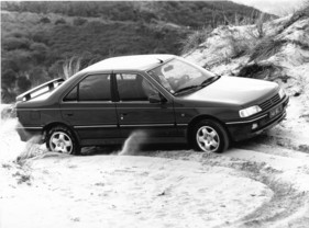 Peugeot 405 (1989) - das Auto des Jahres von 1988 im Sand
