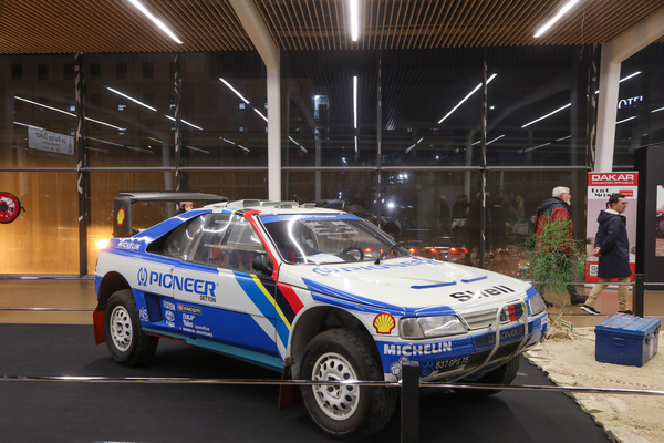 Peugeot 405 T16 Grand Raid Paris-Dakar (1989) - Ester Platz 1989 mit Ari Vatanen und Bruno Berglund - Rétromobile Paris 2024