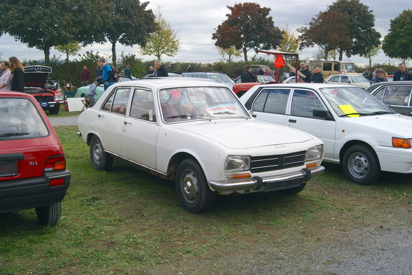 Bild Peugeot 504 (1969) – mit grausam viel Rost, aber einer sehr gut erhaltenen roten Innenausstattung – Veterama Mannheim 2022
