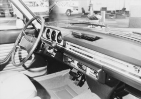 Peugeot 504 (1971) – Blick aufs Armaturenbrett am Genfer Autosalon Peugeot 504 (1971) – Blick aufs Armaturenbrett am Genfer Autosalon