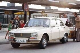Peugeot 504 (1974) – Als Taxi vor dem Flughafen Saarbrücken Ensheim