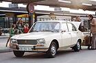 Peugeot 504 (1974) – Als Taxi vor dem Flughafen Saarbrücken Ensheim