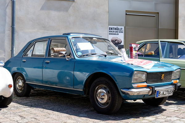 Peugeot 504 (1976) – einer von wenigen 504, die nicht in Afrika aufgebraucht wurden. Dieser 504 ist Repräsentant des Pe-Re-Ci-Clubs aus Berlin – Oldtimer Open Air 2024