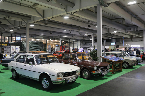 Peugeot 504 (1978) - wegen langer Haltbarkeit und massenhaftem Export nach Afrika vom Aussterben bedroht, Teil der Sonderschau "Rote Liste" - Bremen Classic Motorshow 2023