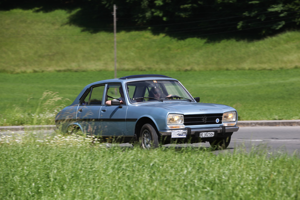 Peugeot 504 (1979) - als Schlechtwettervariante bei schönsten Sonnenschein - Oldtimer in Obwalden (O-iO) 2019