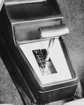 Peugeot 504 Automatique (1971) – Wählhebel des ZF-Dreigang-Automatikgetriebes