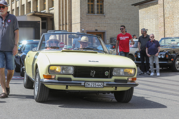 Peugeot 504 Cabriolet (1975) – Modell der Serie 2 mit zusammengefassten Doppelscheinwerfern statt einzelner Rechtecke – Older Classics Mai 2024