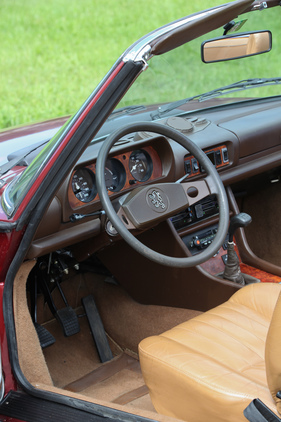 Peugeot 504 Cabriolet (1981) - aufgeräumter Arbeitsplatz, nur die Bedienungselemente an der Lenksäule verlangen nach Angewöhnung