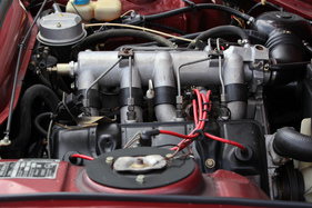 Peugeot 504 Cabriolet (1981) - aufgeräumter Motorraum (1981)