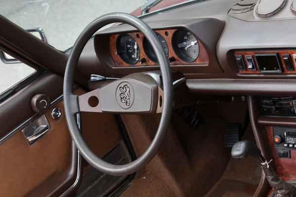 Peugeot 504 Cabriolet (1981) - die kleinen Flügelfensterchen können mit dem Rad links geöffnet und geschlossen werden