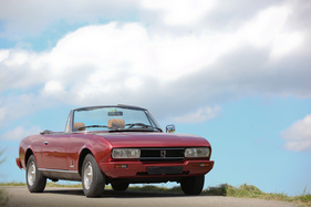 Peugeot 504 Cabriolet (1981) - im Gegensatz zu den früheren Modellen hatten spätere Cabriolets veränderte Leuchteinheiten vorne