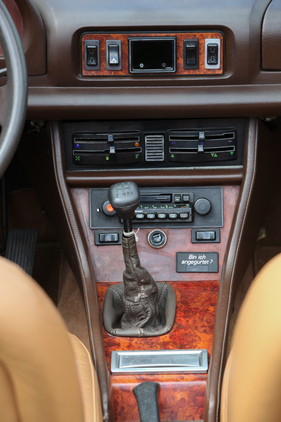 Peugeot 504 Cabriolet (1981) - zeitgenössisches Radio, oben die Schalter für die elektrischen Fensterheber