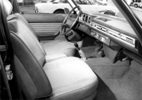 Peugeot 504 Inj. am Genfer Automobilsalon 1972 - serienmässiger Drehzahlmesser und Vierganggetriebe mit Knüppelschaltung