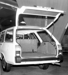 Peugeot 504 Kombi am Genfer Automobilsalon 1972 - vor Jahresfrist präsentiert, mit Starrachse ausgerüstet