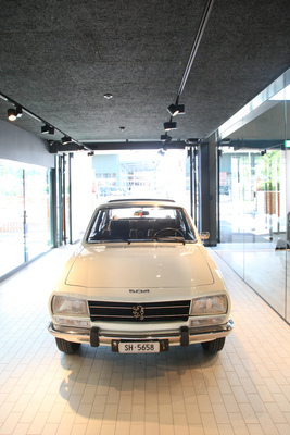 Peugeot 504 TI im Eingangsbereich der Autohalle Peugeot 504 TI im Eingangsbereich der Autohalle
