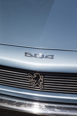 Peugeot 504 ti Berline (1978) - Markenemblem auf dem Kühler, Typenschriftzug darüber