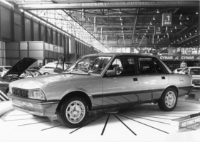 Peugeot 505 Turbo Injection (1983) - voraussichtlich erst ab 1984 in der Schweiz erhältlich, die aktuelle Ausführung schafft die CH-Abgashürden nicht, trotz Einspritzung - am Genfer Automobilsalon von 1983