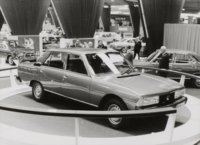 Peugeot 604 (1975) – Mit Emblem auf der Motorhaube, wie es bei der neuen Designsprache von Peugeot wieder aufgegriffen wurde