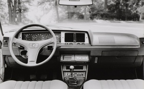 Peugeot 604 (1976) – Aufgeräumtes Cockpit