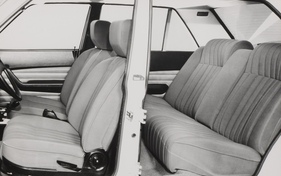 Peugeot 604 (1976) – Bei 147 cm Ellenbogenbreite hinten gibt es auf der Rücksitzbank auch bei drei Erwachsenen keine Raumnot