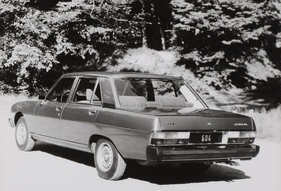 Peugeot 604 (1976) – Breite Rückleuchten