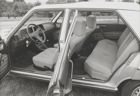 Peugeot 604 (1976) – Der Öffnungswinkel der Türen ist bemerkenswert