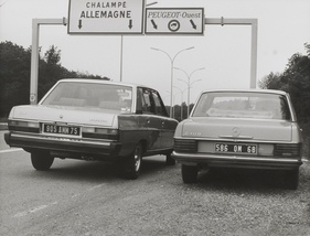 Peugeot 604 (1976) – Peugeot 604 und Mercedes 240 D nebeneinander