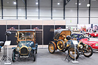 Peugeot BéBé (1913) - Kreation von Ettore Bugatti - neben einem Bugatti Typ 13 von 1913 (rechts) auf dem Stand der Fondation Renard - Swiss Classic World Luzern 2021