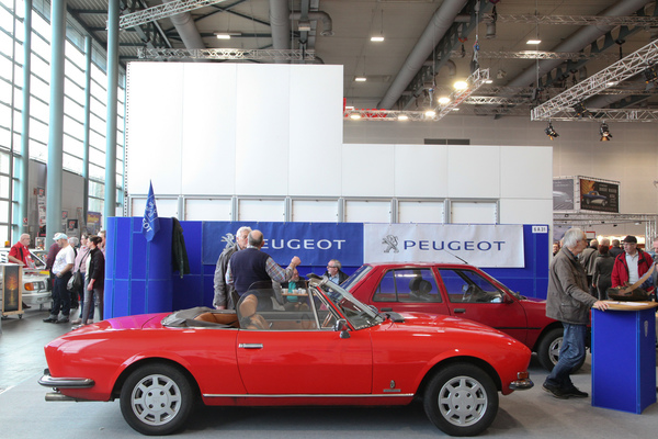 Peugeot-Clubstand mit 504 Cabriolet und 205 Limousine - Bremen Classic Motorshow 2020