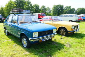 Peugeot-Paar: 104 als Viertürer und 304 Cabrio mit Doppelscheinwerfern – Bockhorner Oldtimermarkt 2025