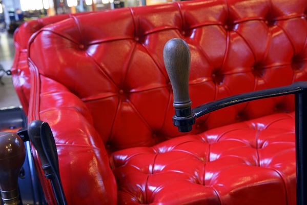 Peugeot Typ 15 (1897) - Damals noch kein Lenkrad, sondern ein Lenkhebel.